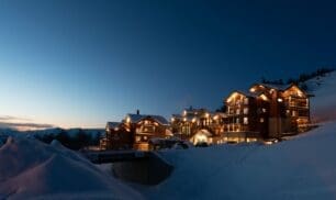 Directors’ Choice Residence ‘White Pearl’ – Peak Retreats – ©foudimages