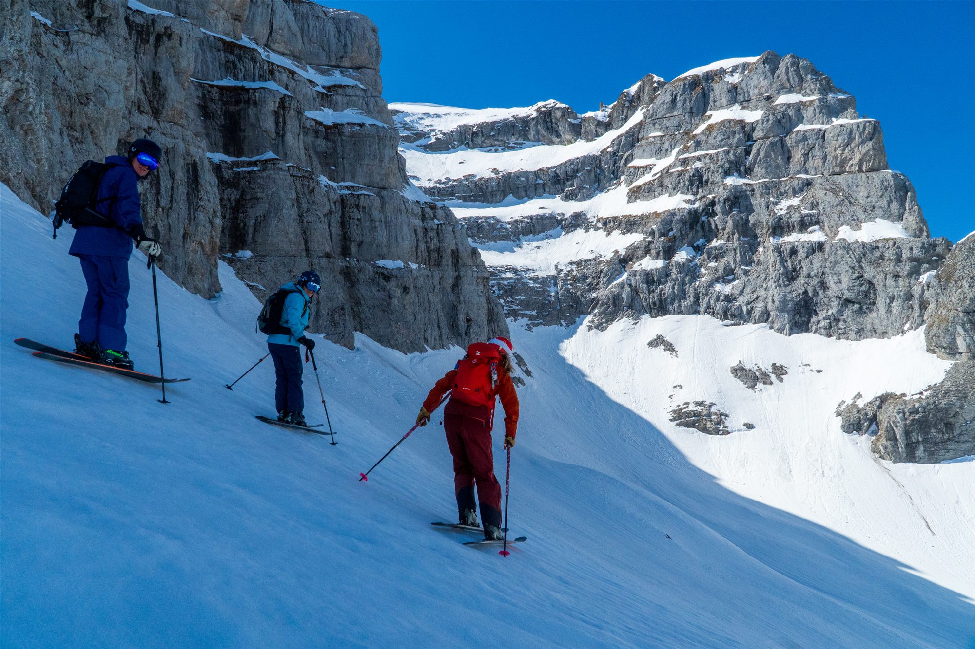 Skiing under the cliffs, Flaine